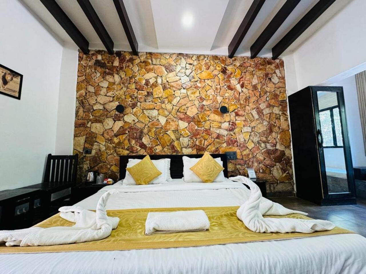Gir Lions Paw Resort With Swimming Pool Sasan Gir Ngoại thất bức ảnh